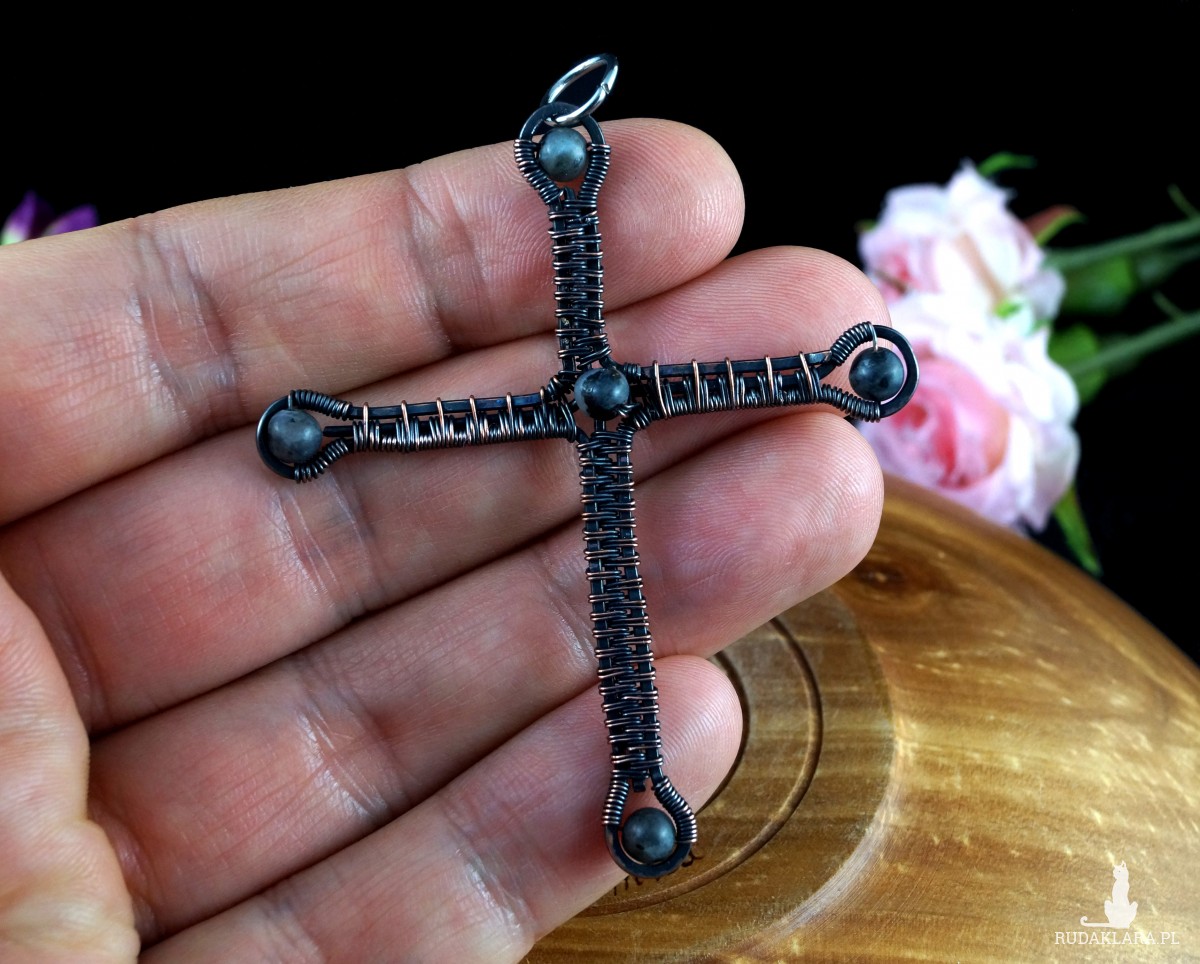 Krzyżyk z Larvikitem, Miedziany wisior w kształcie krzyża, ręcznie wykonany, prezent dla niej, prezent dla niego, prezent urodzinowy, unisex